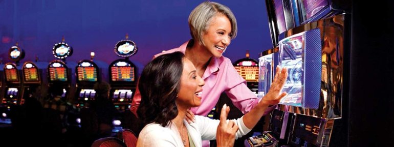 Женщины отлично проводят вечер за игрой на автоматах в казино на круизном лайнере