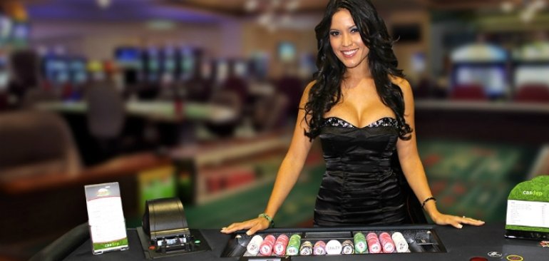 Шикарная пышногрудая брюнетка в черном миниплатье ведет игру в покер