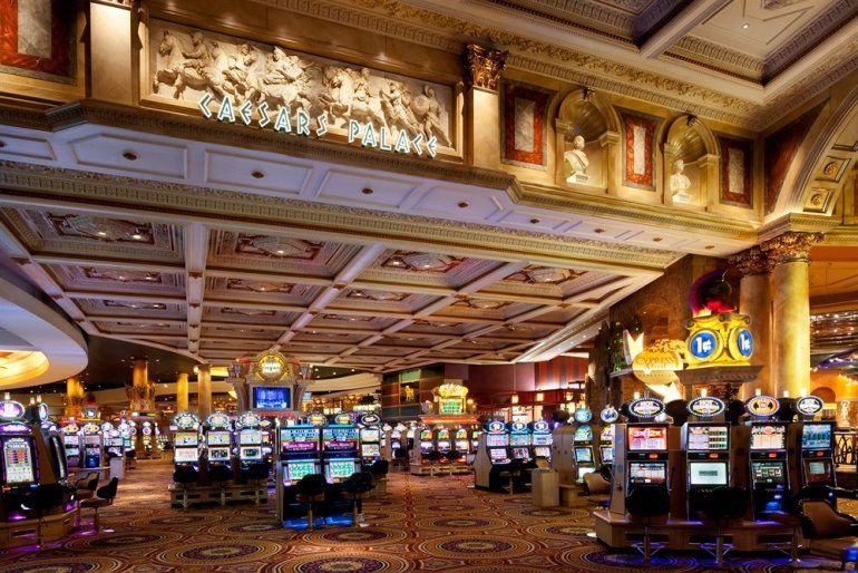 Зал с игровыми автоматами в казино Caesar's Palace в Лас-Вегасе