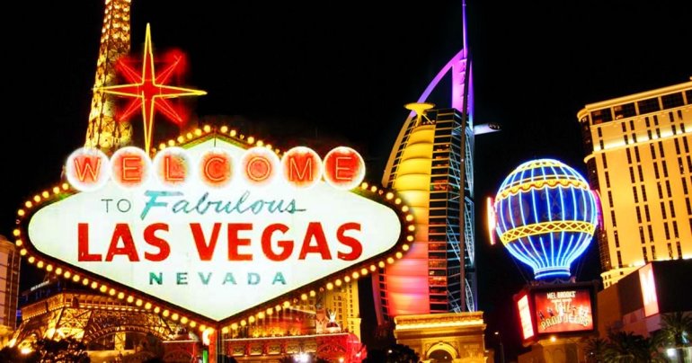 Яркая вывеска "Добро пожаловать в Лас-Вегас" светится в темноте