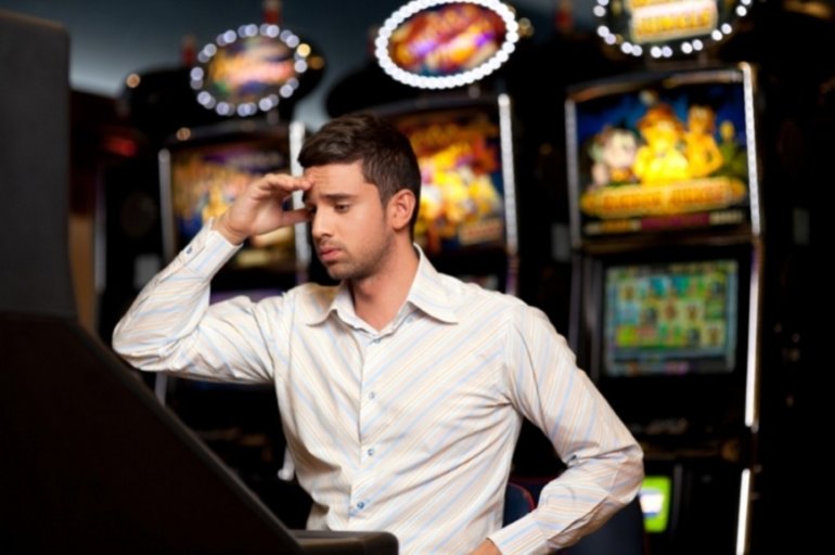 Красавчик проигрался в казино на игровых автоматах