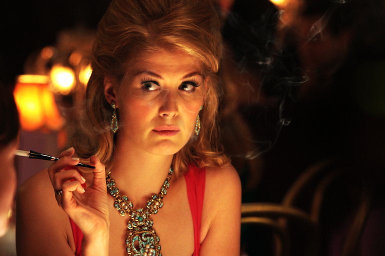 Некуряшая девушка с сигаретой в казино