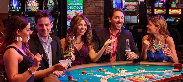 Богатые мужчины играют в казино, а их сексуальные спутницы распивают коктейли