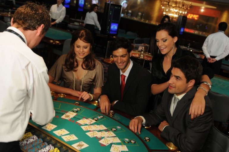 Азартные греки в казино за блэкджеком