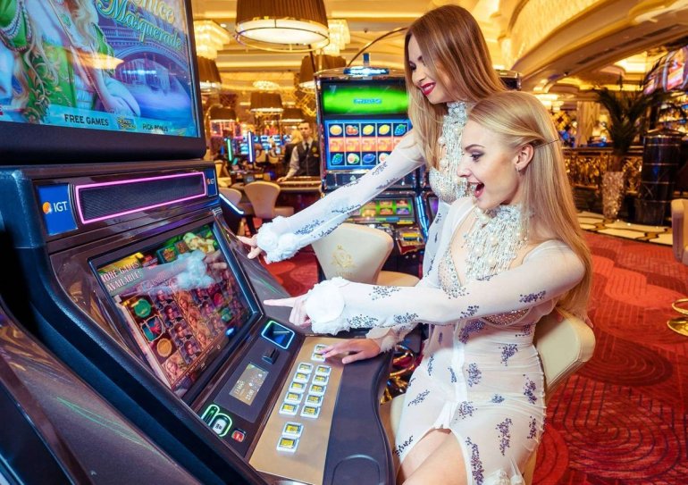 Две красивые блондинки сорвали куш на игровом автомате в казино