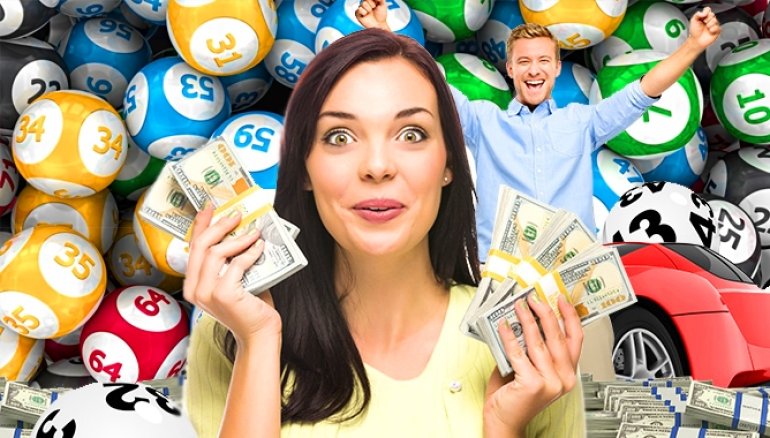 Девушка с пачками долларов, радостный парень и много лотерейных шаров на фоне