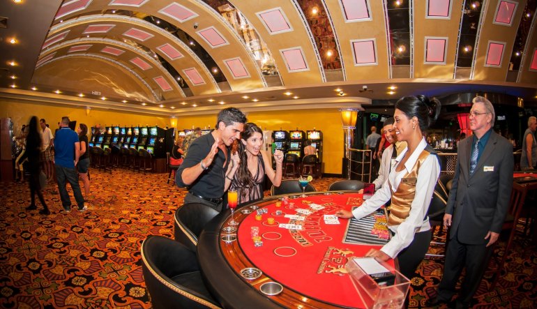 Молодая пара отрывается за игрой в рулетку в престижном казино в Египте