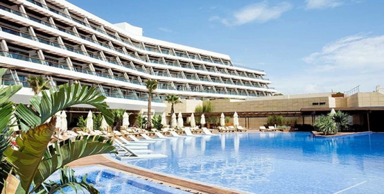 Вид с окна на бассейн в отеле The Ibiza Gran Hotel and Casino Resort
