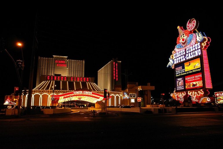 Казино Circus Circus светит огнями в Лас-Вегасе