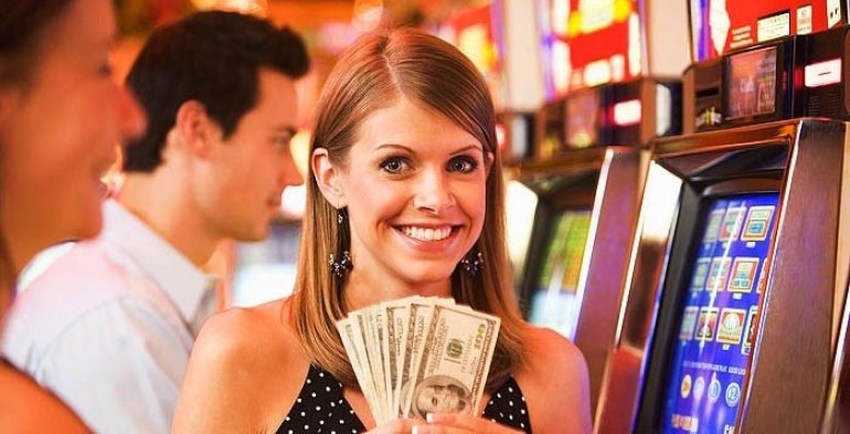 Девушка широко улыбается, демонстрируя веер и долларов