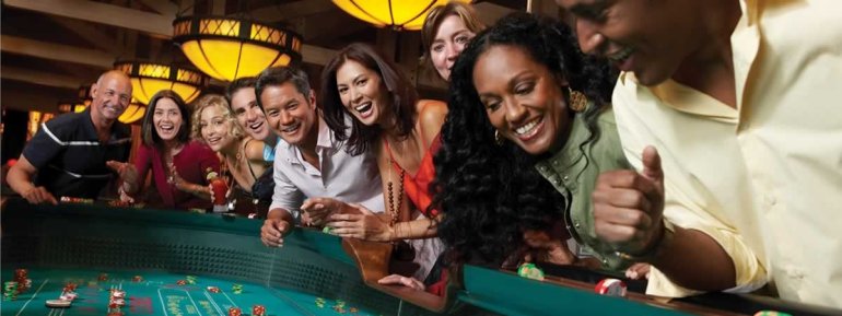 Афроамериканка, азиаты, европейцы играют в крэпс в дорогом казино