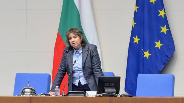 Футболка с логотипом букмекера - причина для отставки главы парламента?
