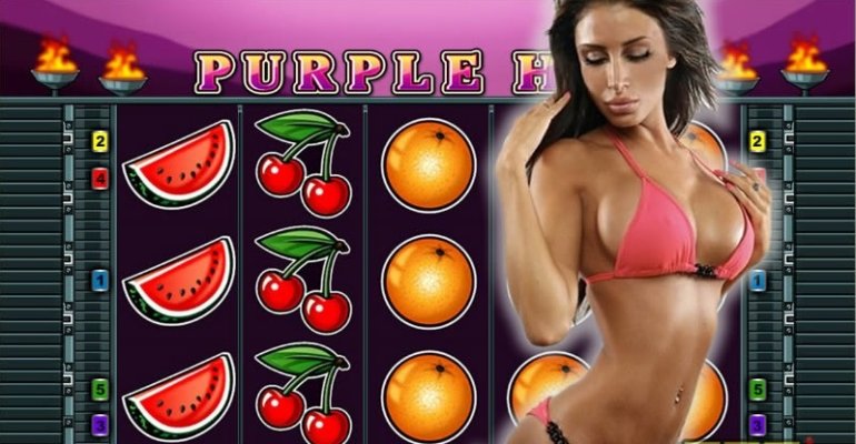 Брюнетка с шикарной грудью изгибается на фоне линий игровго автомата Purple Hot