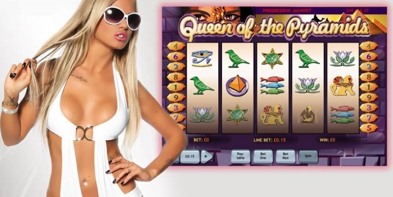 Пафосная блондинка в белом купальнике позирует рядом с игровым автоматом "Королева пирамид"