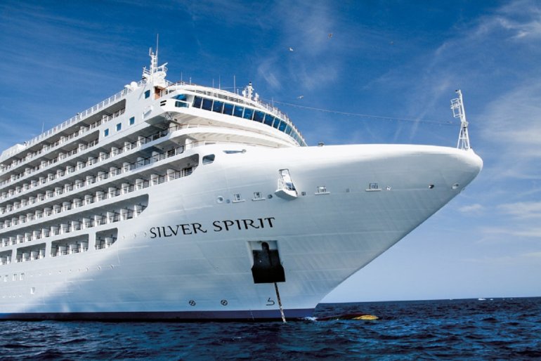 Круизный лайнер Silver Spirit на воде