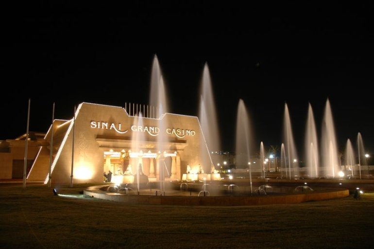 Ноной вид на фасад Grand Casino Sinai