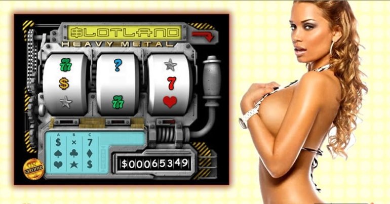 Грудастая блондинка топлес презентует игровой автомат