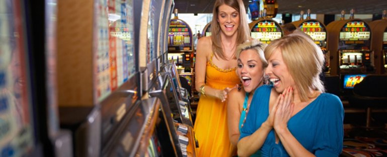 Три блондинки радуются своему выигрышу на автоматах