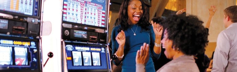 Две темнокожие подруги сорвали джек-пот на игровом автомате в казино и радуются своей победе