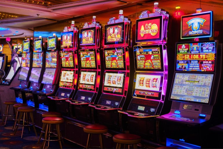 игровые аппараты в зале казино