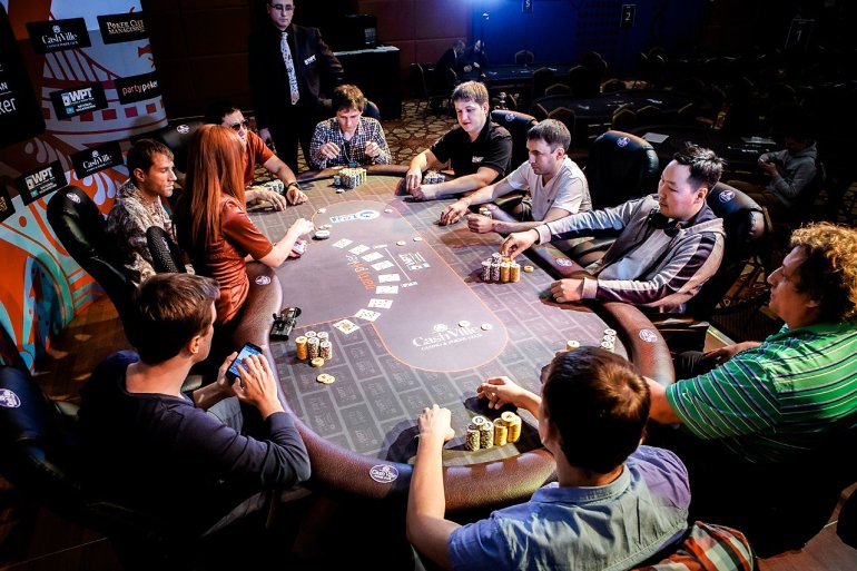 Игроки за игровым столом в казахском казино