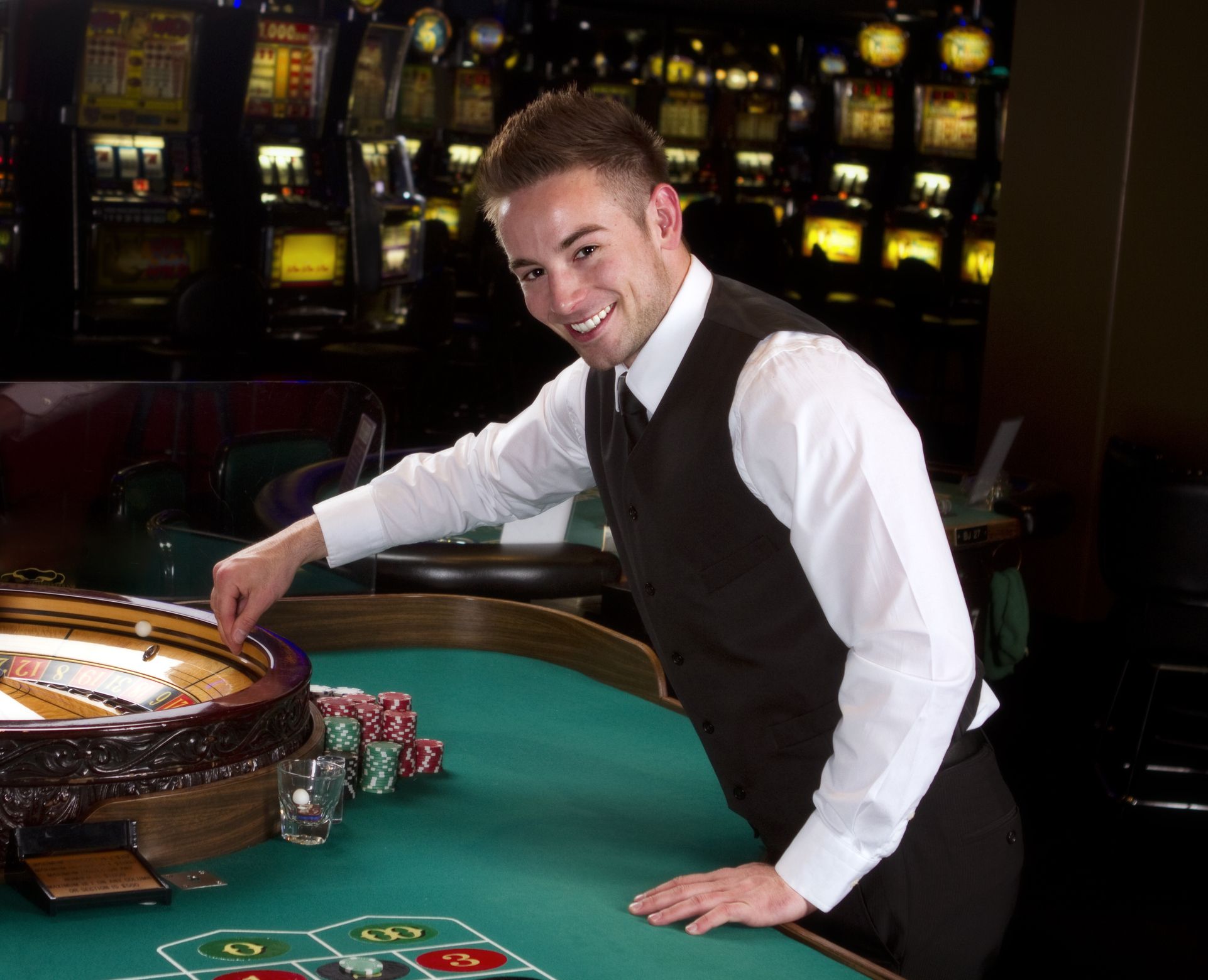 работник казино стоящий за столом