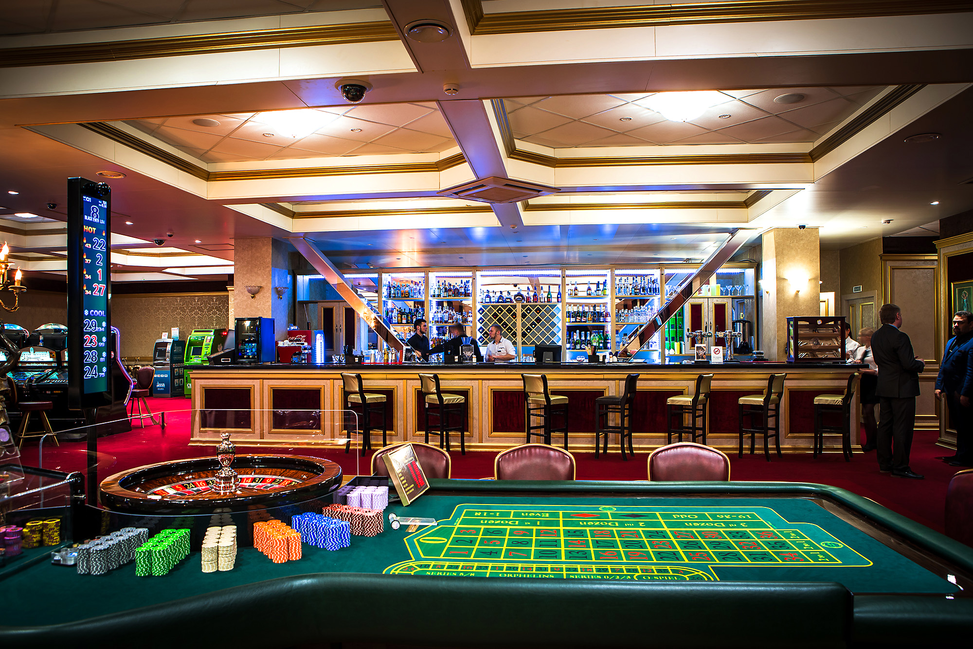 Рулетка у барной стойки в казино Altai Palace
