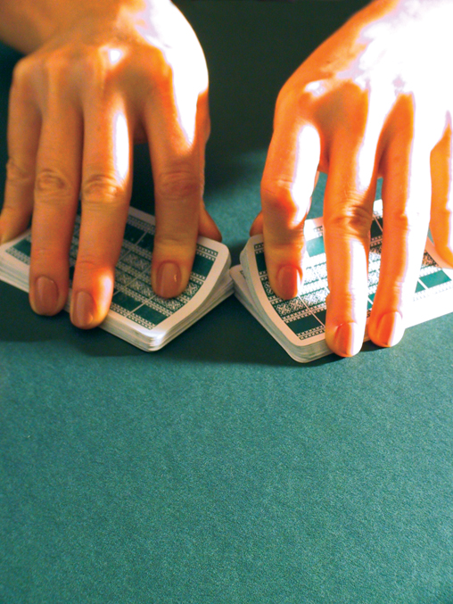 Мешаем карты перед игрой в Блэк Джек