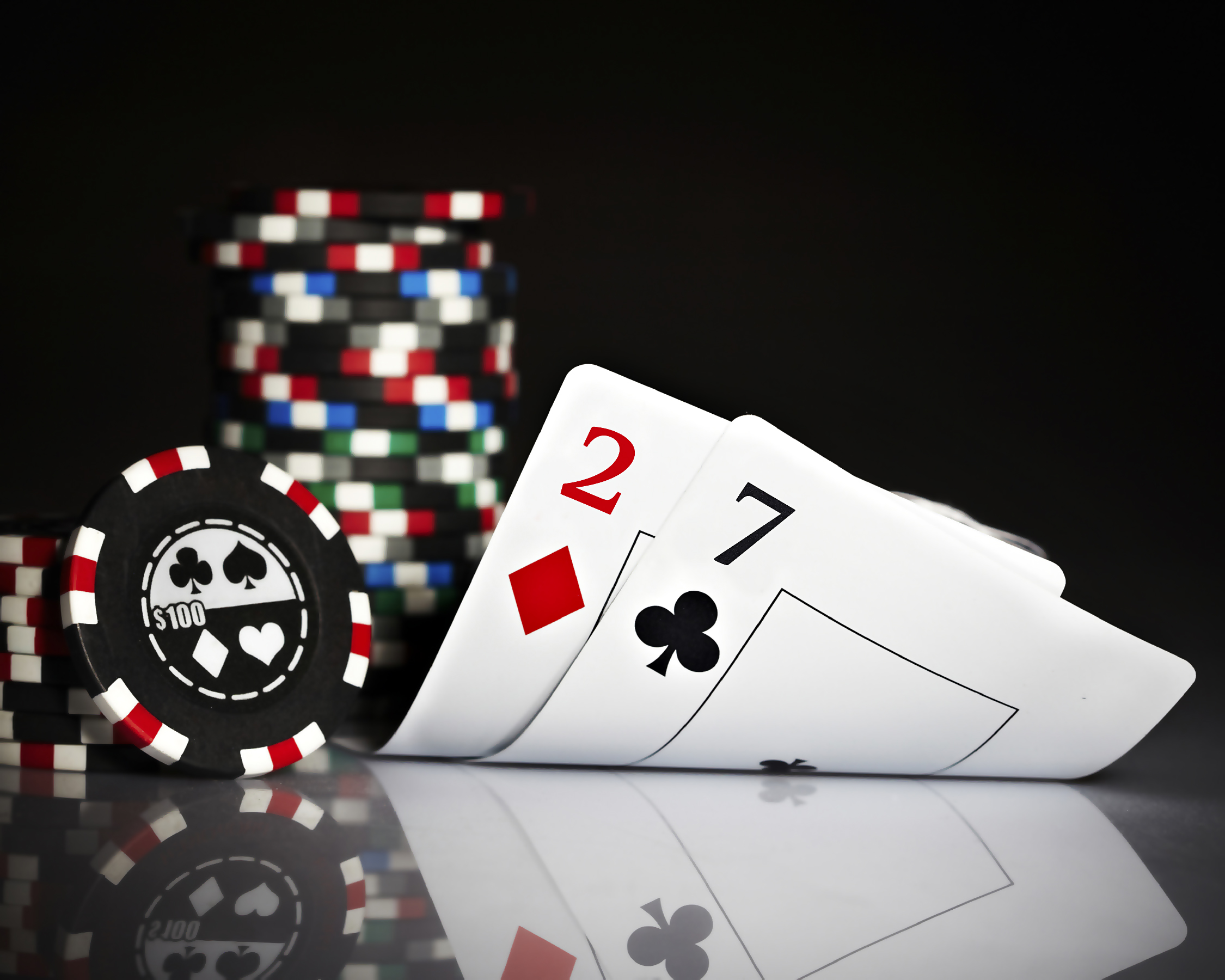 Фишки на 100$ и две карты два буби и семь крести