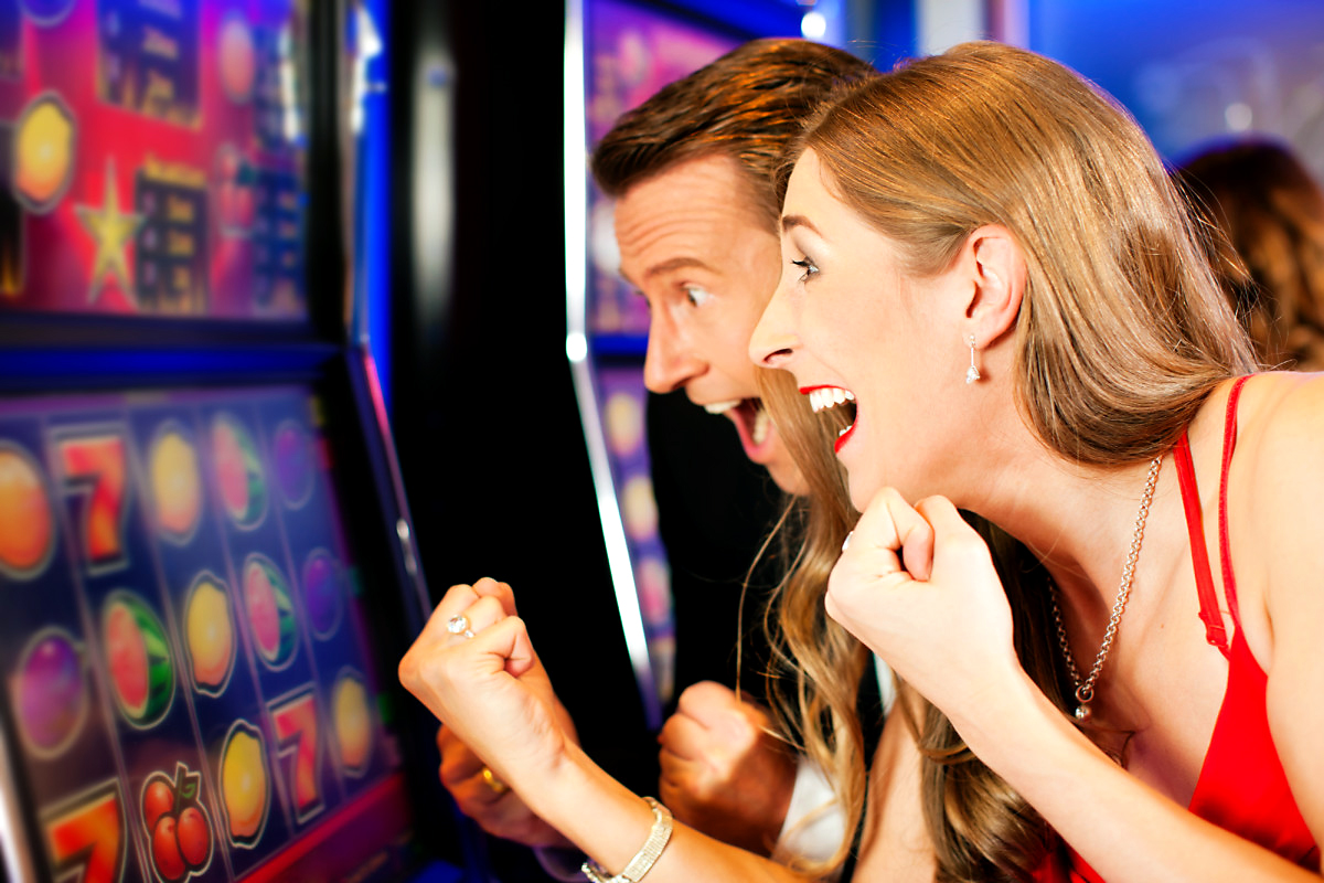Мужчина и женщина на кураже у игрового автомата