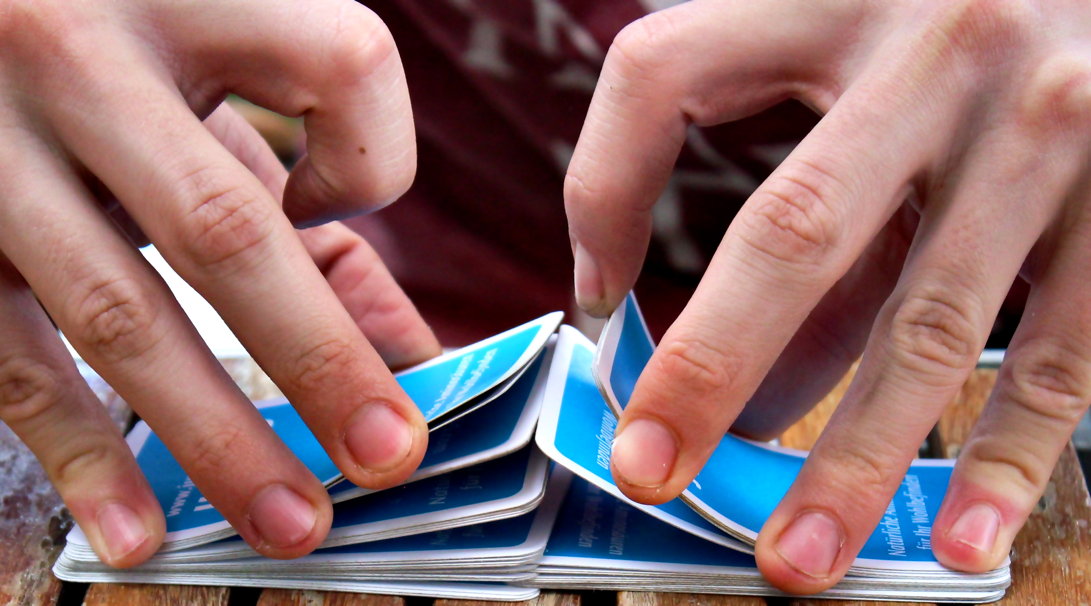 Колода карт смешивается