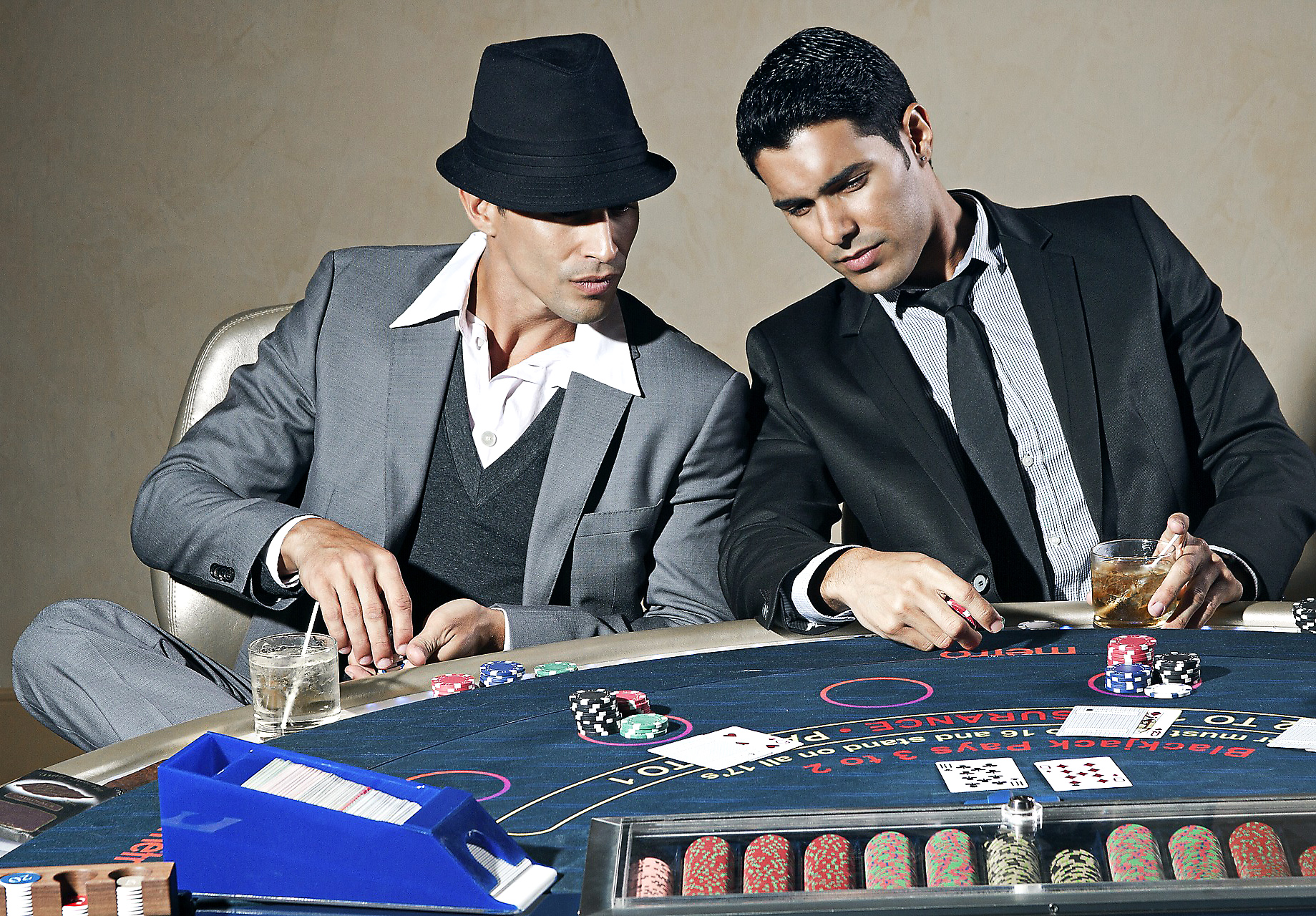 Игроки в блек-джек пытаются подсмотреть карты