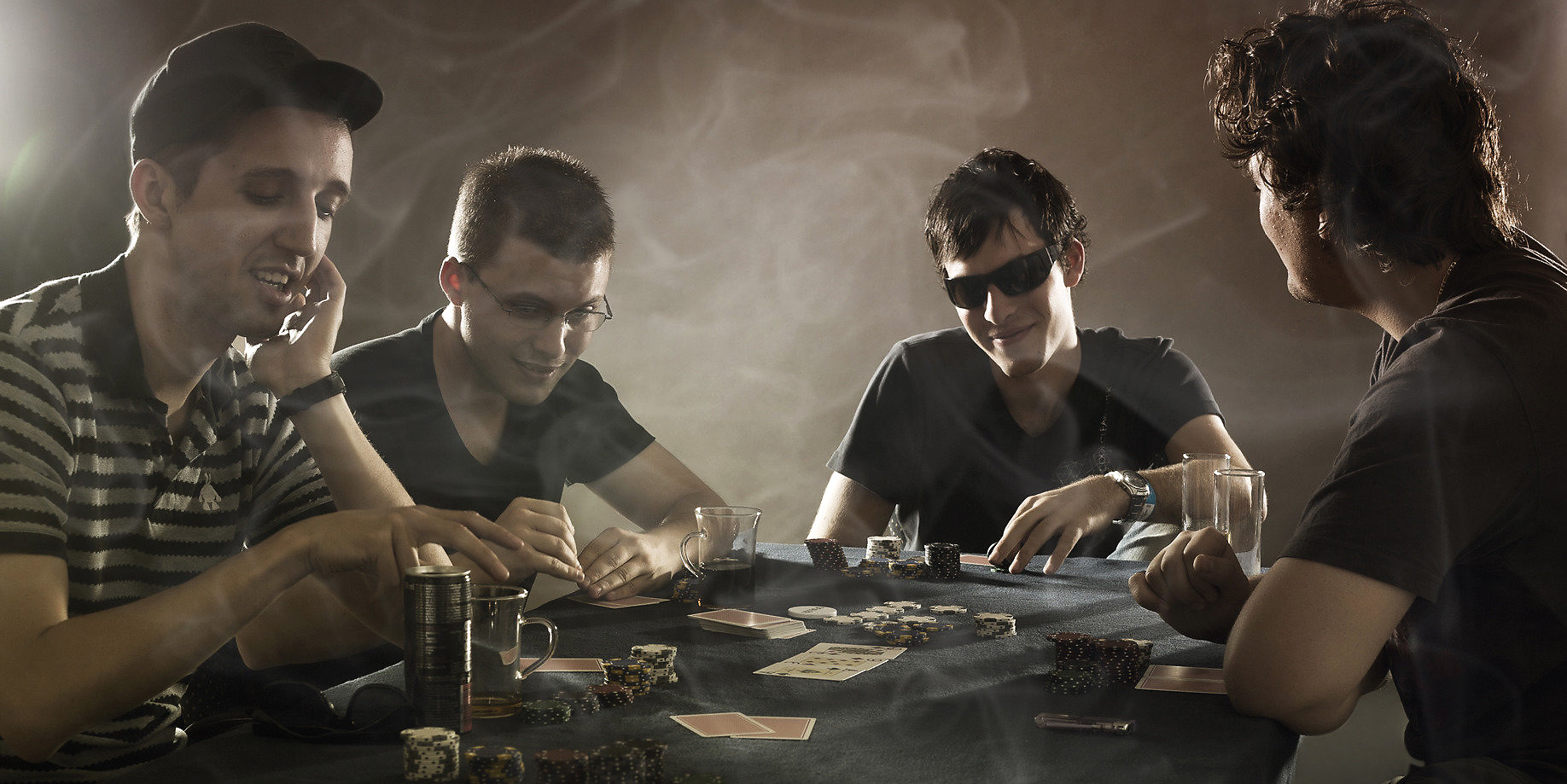 Мужчины за игрой в покер