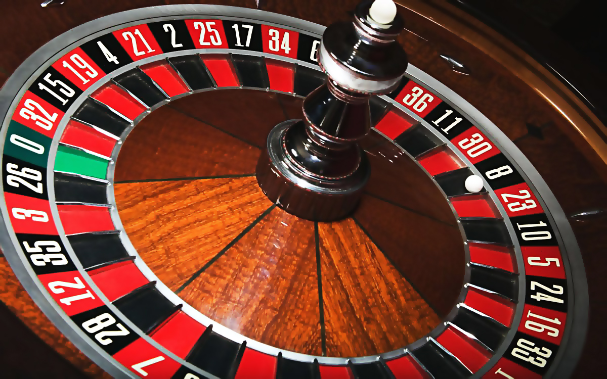 Колесо рулетки с шариком на восьмое черное