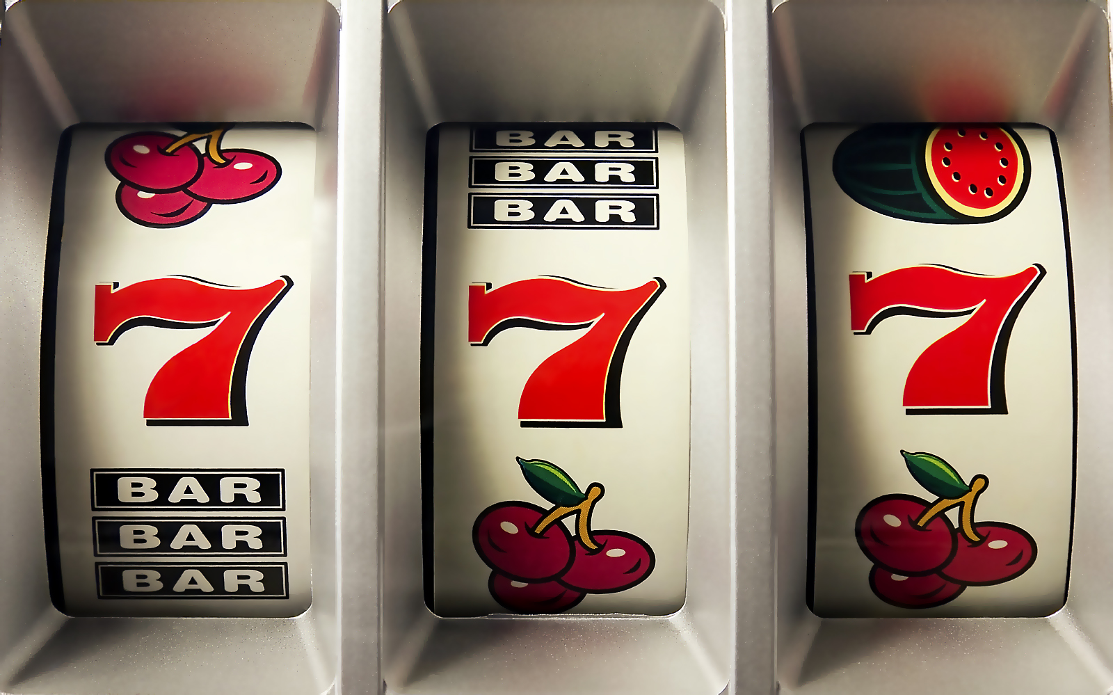 Игровые автоматы Три красные семерки выпали на игровом автомате