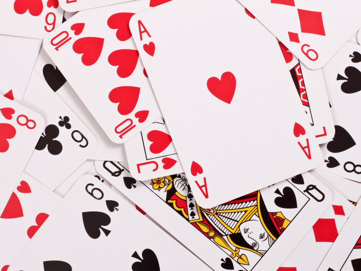 рассыпанные игральные карты