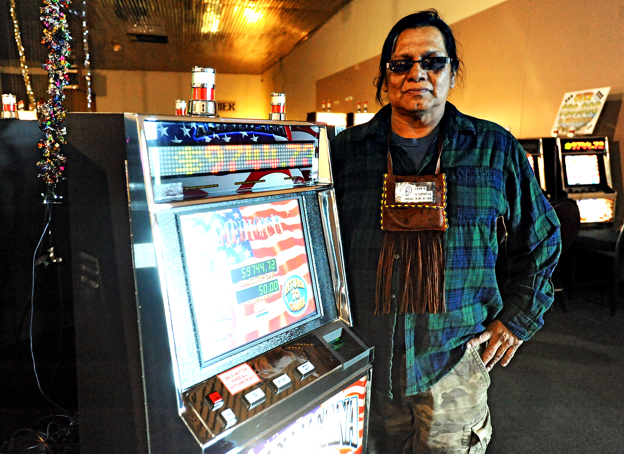 Индеец у игрового автомата