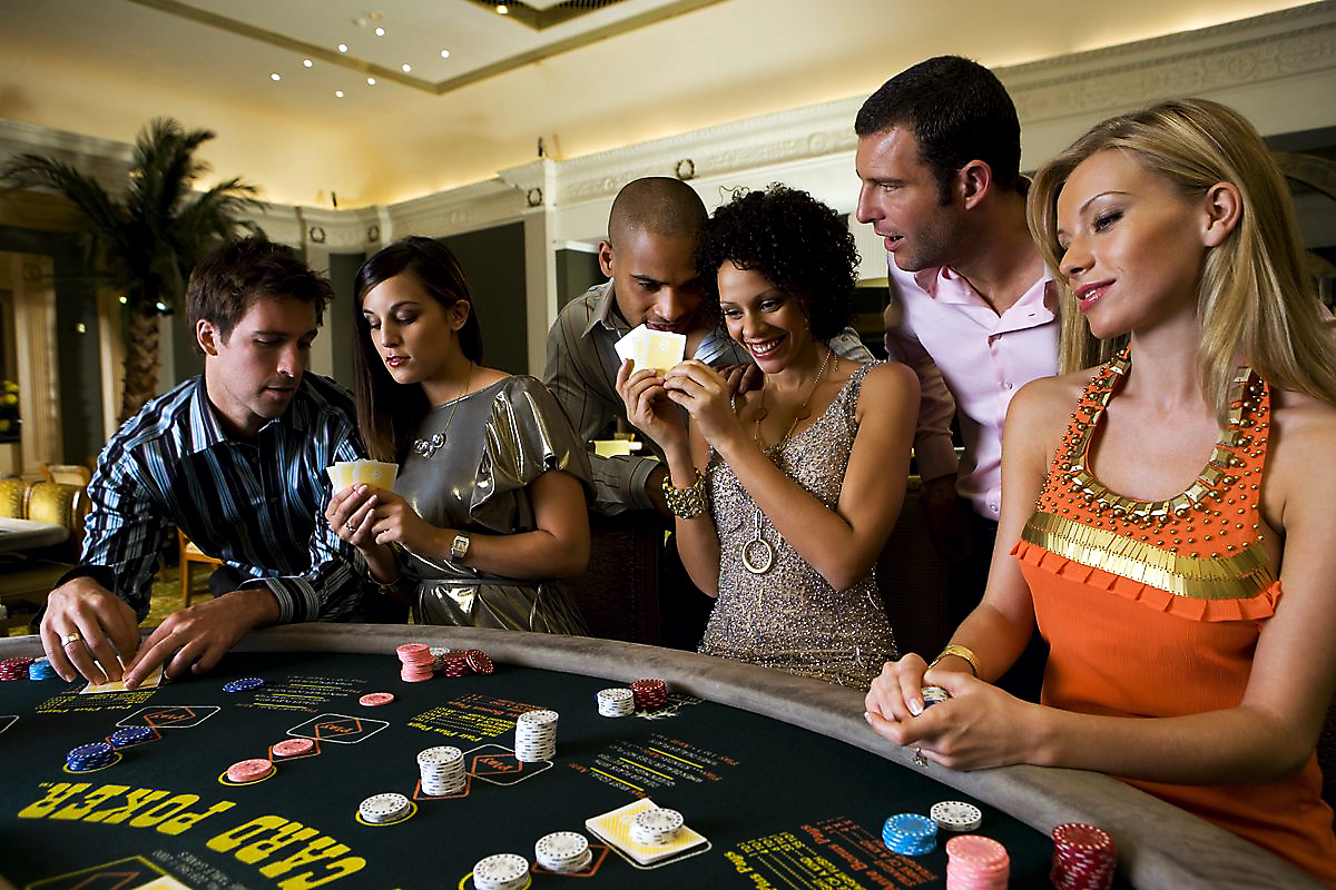 Компания молодых людей за игрой в казино