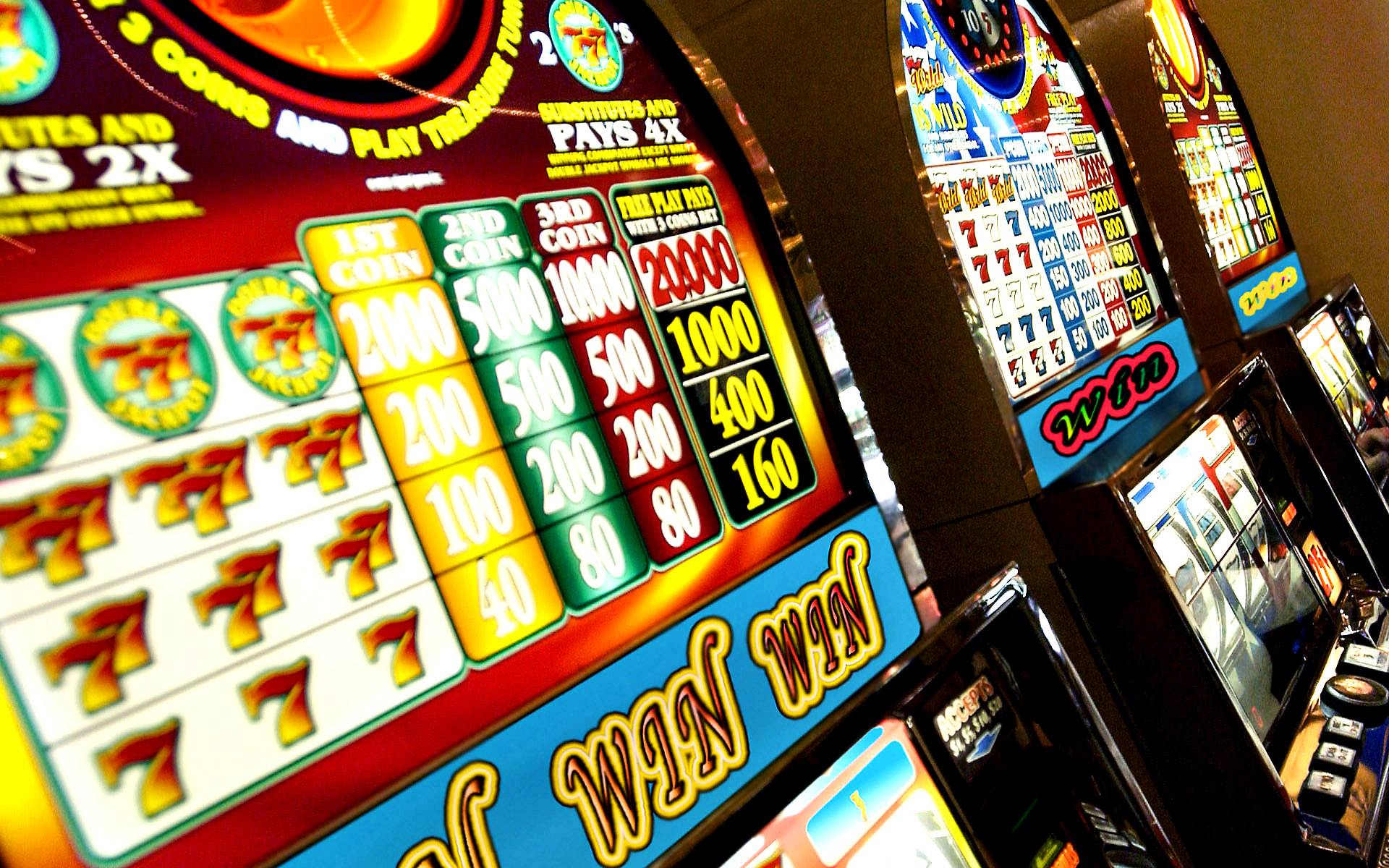 Три обычных игровых автомата в заведении